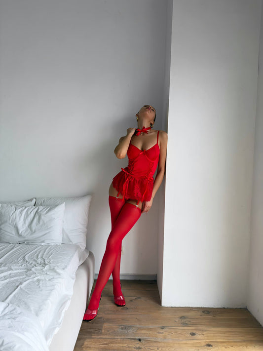 Kırmızı Dantelli ve Fiyonk Detaylı Jartiyerli Body Set